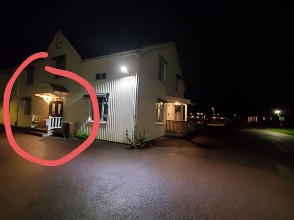 Tallbackskontorets backsida med pil som visar vägen